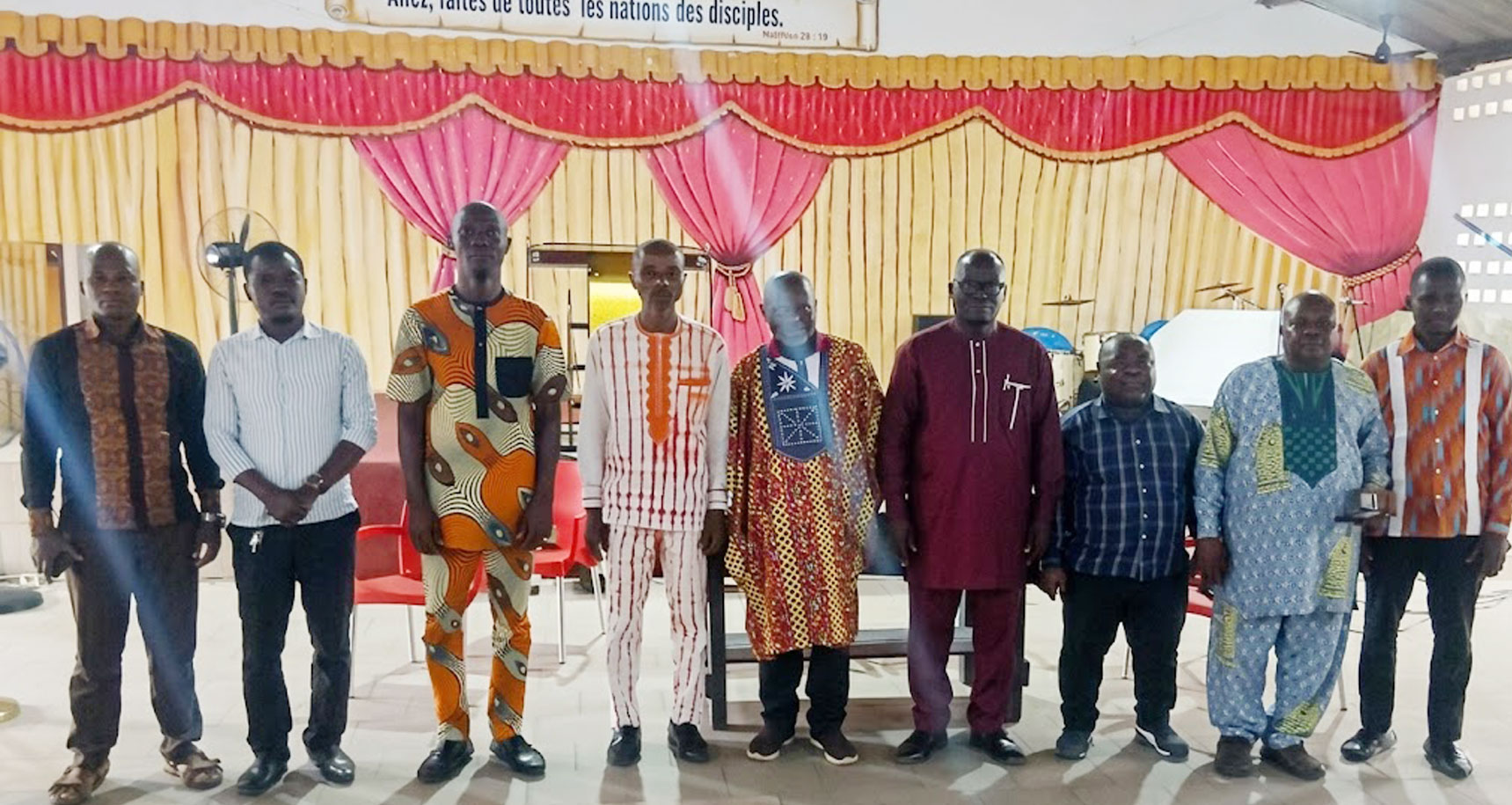 Serviteurs de l'EERNCI rassemblés dans le temple